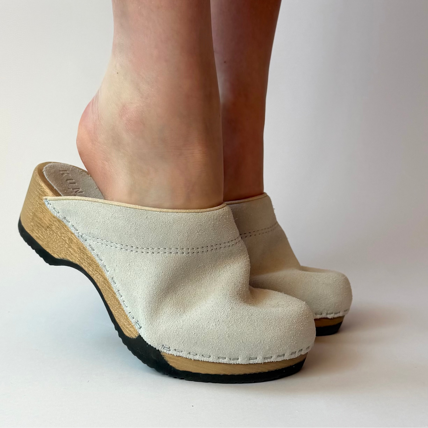 Embla I Off White Suede